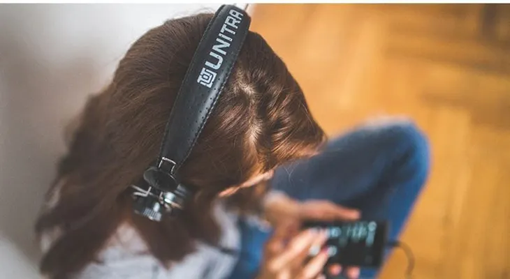 Eso es lo que pasa con tu cerebro cuando escuchas música en el trabajo