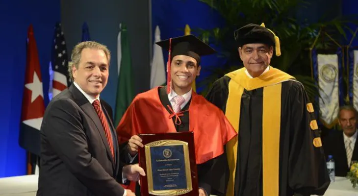Unibe gradúa 373 nuevos profesionales 