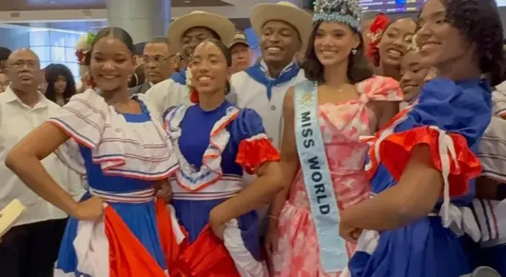 Joheirry Mola recibe recibimiento con merengue y abrazos tras ganar Miss Mundo 2026