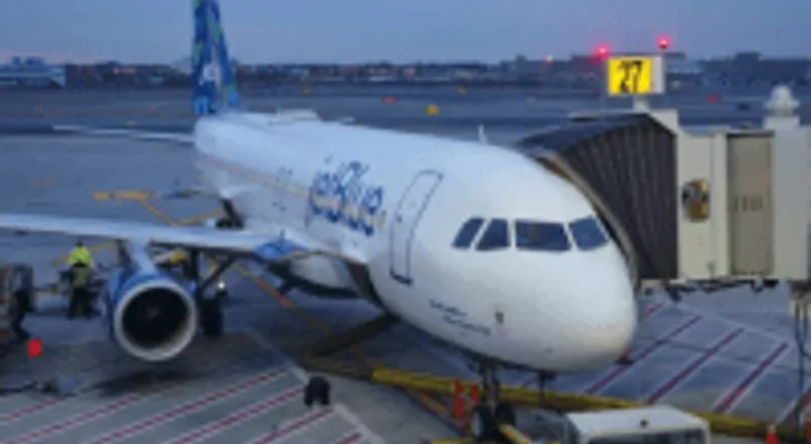 Ponen en cuarentena en NY avión iba de RD, por sospechas de sarampión