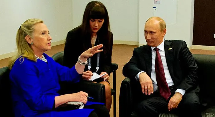 "Con Putin siempre es interesante": Desenmascaran hipocresía de Clinton sobre Rusia y su líder