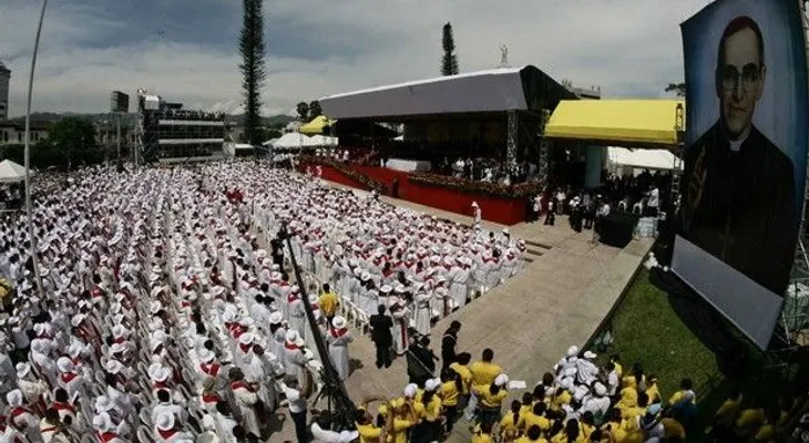 Papa destaca la figura de Arnulfo Romero