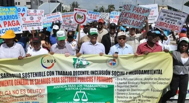 Trabajadores marchan al Congreso en demanda de aumento salarial 