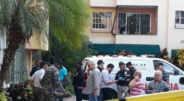 Hallan pareja de extranjeros muerta en su apartamento en Gascue; creen fue un homicidio