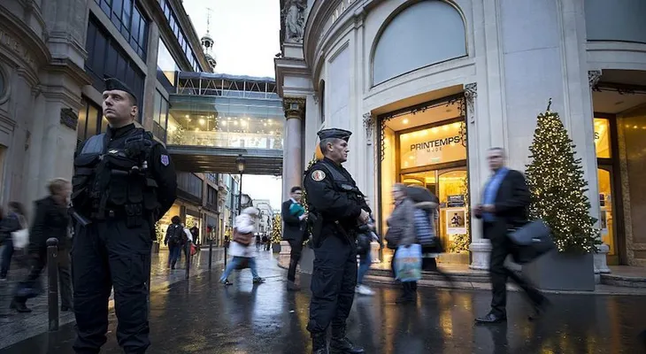 Una semana después de los ataques, los parisinos vuelven a los cafés