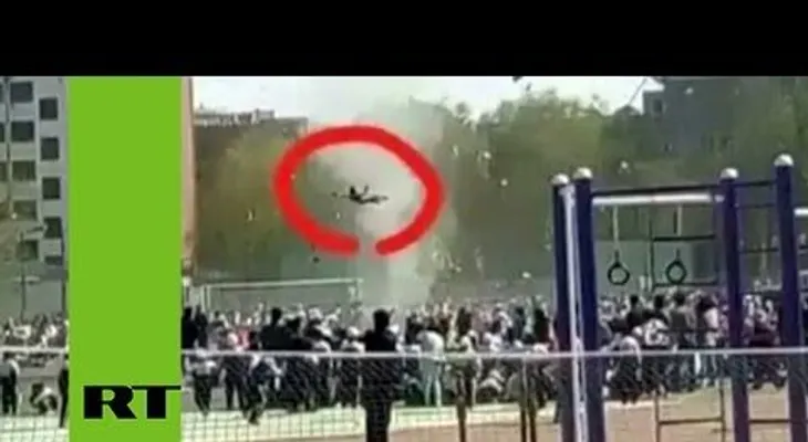 Un torbellino de polvo eleva a un niño por los aires 