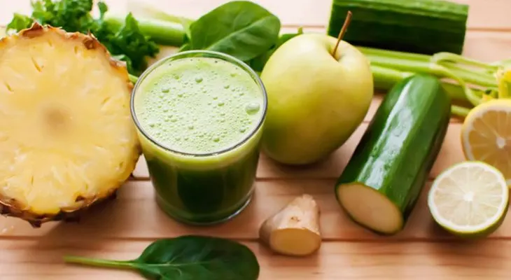 Jugo de piña, pepino, apio, jengibre y limón para eliminar la barriga