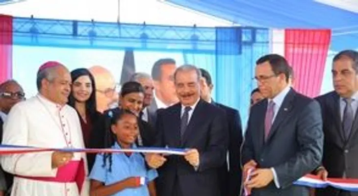 Presidente Danilo Medina junto al Ministro Andrés Navarro, entrega una escuela y dos estancias infantiles en Puerto Plata