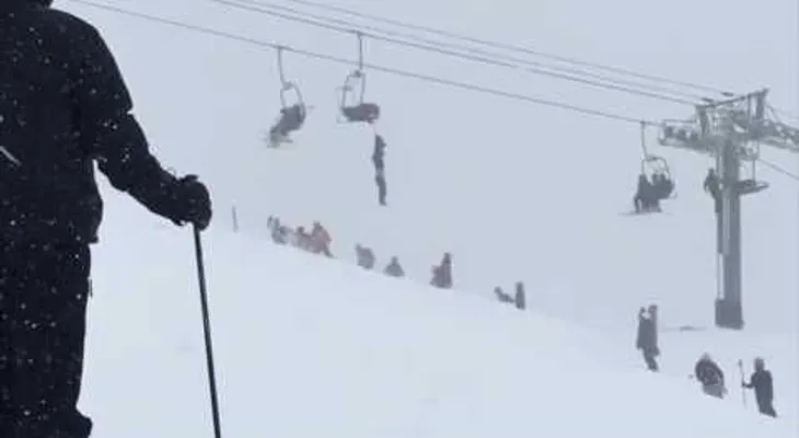 IMAGENES FUERTES: Un hombre queda colgado de un telesilla "ahorcado" por su mochila