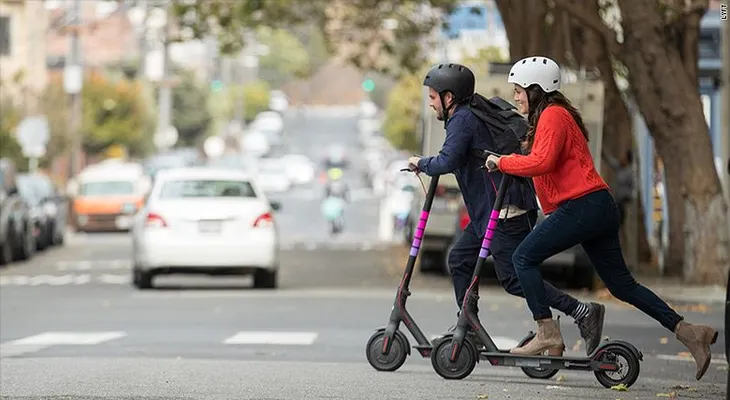 Lyft lanza un servicio de patinetas eléctricas. Uber le sigue los pasos