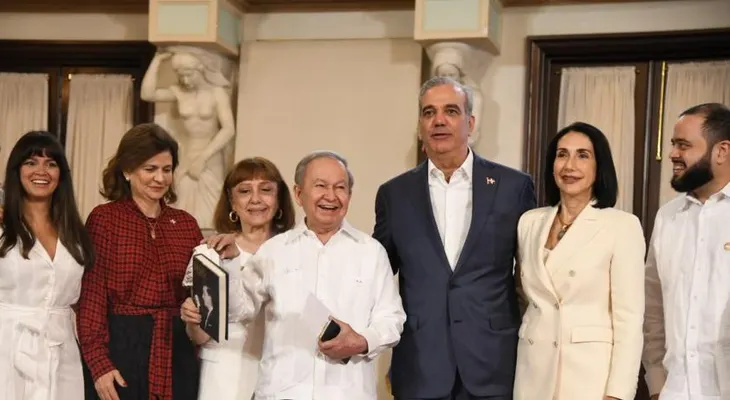 Ellis Pérez recibe Premio Anual Adulto Mayor 2026 en el Palacio Nacional