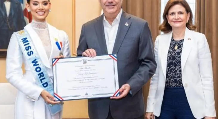 Abinader recibe a Joheirry Mola tras ganar Miss Mundo 2026 y le entrega Medalla al Mérito Civil