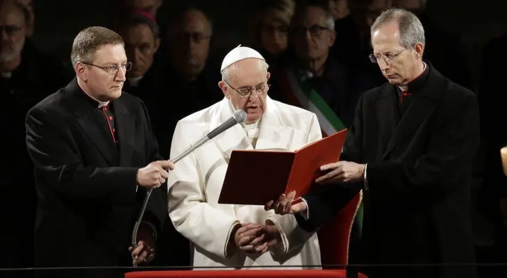 El papa Francisco condena curas pedófilos 