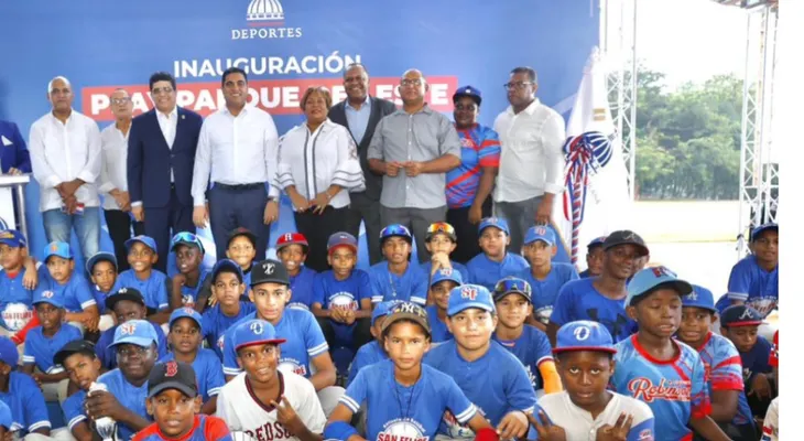 Deportes entrega estadio de béisbol remozado en el Parque del Este