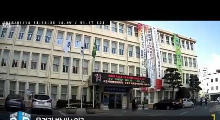 Una anciana de 76 años estrella su coche contra un edificio