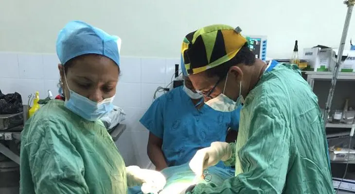 Cirujanos plásticos operan gratis a decenas de mujeres en Pedernales