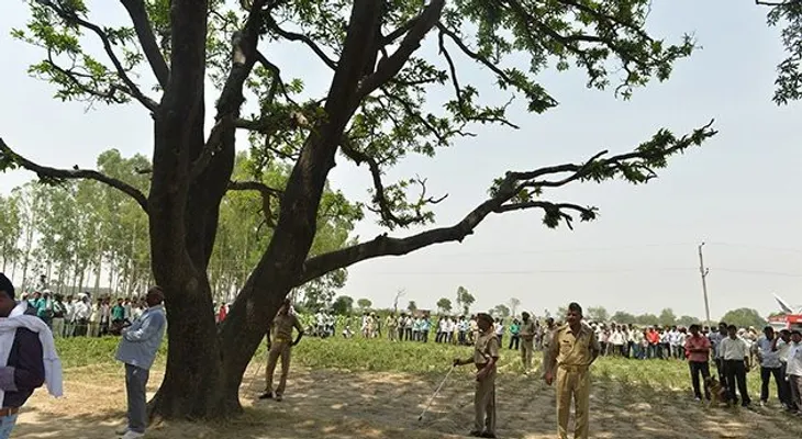 Policía india concluye niñas violadas y colgadas se suicidaron  