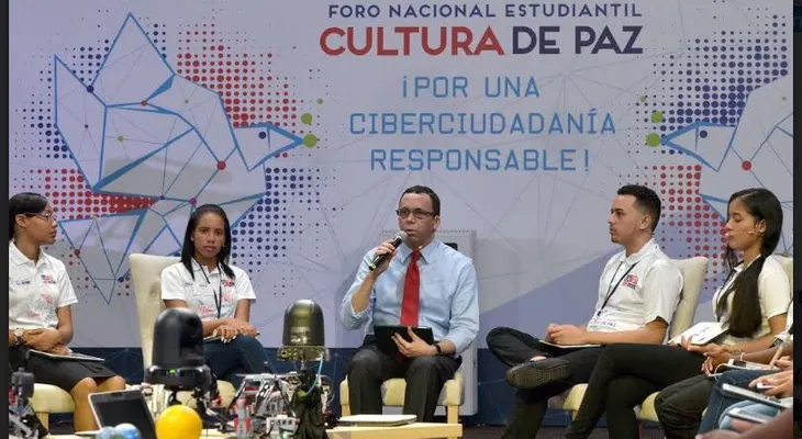Ministro Andrés Navarro acuerda con estudiantes impulsar una ciberciudadanía responsable 