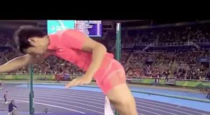 El atleta que perdió por tener el pene muy grande, salió llorando de competencia (VIDEO)