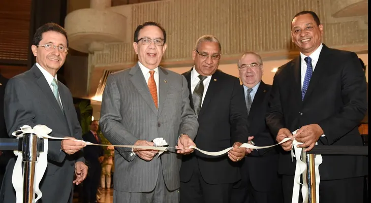 Valdez Albizu inaugura una exposición de reliquias numismáticas y filatélicas