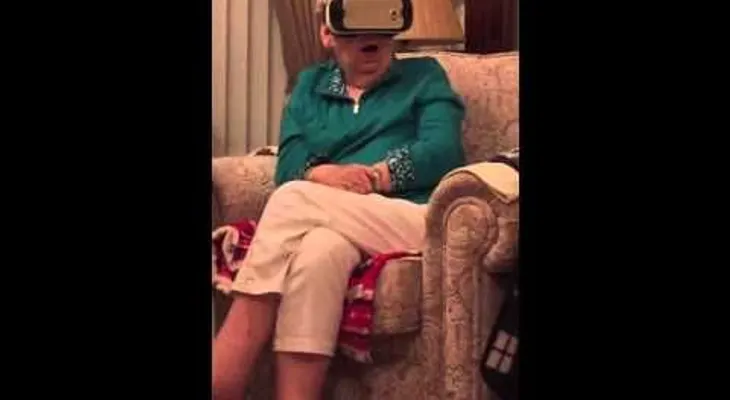 Anciana se lleva un gran susto al ser perseguida por dinosaurios en un casco de realidad virtual