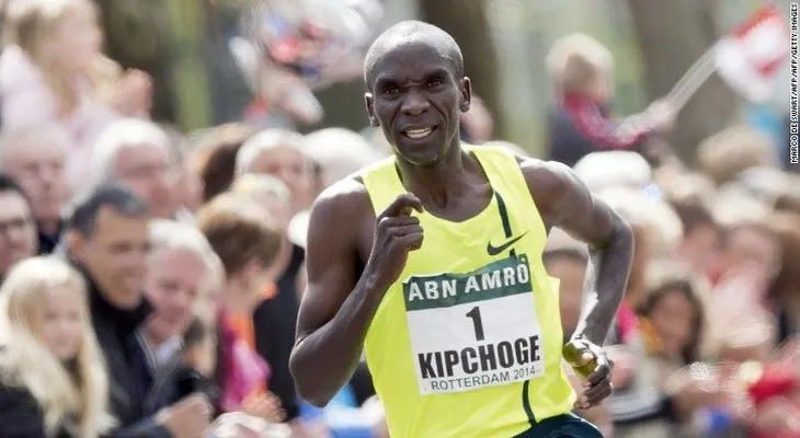 Eliud Kipchoge de Kenia destroza el récord mundial de maratón