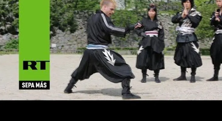 El primer ninja estadounidense muestra sus habilidades