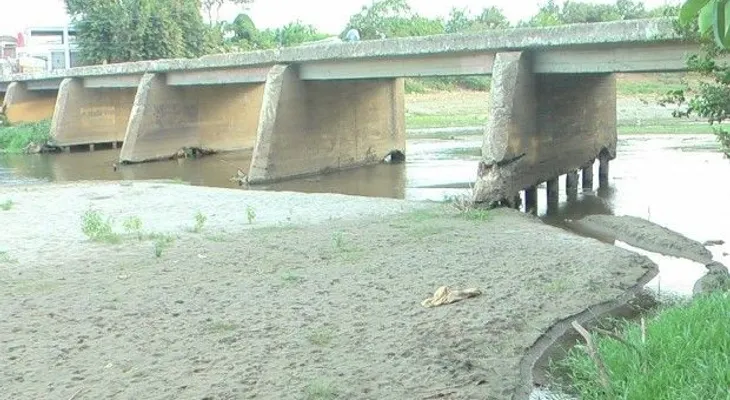 A punto de colapsar puente sobre río Yaque del Norte en Castañuela