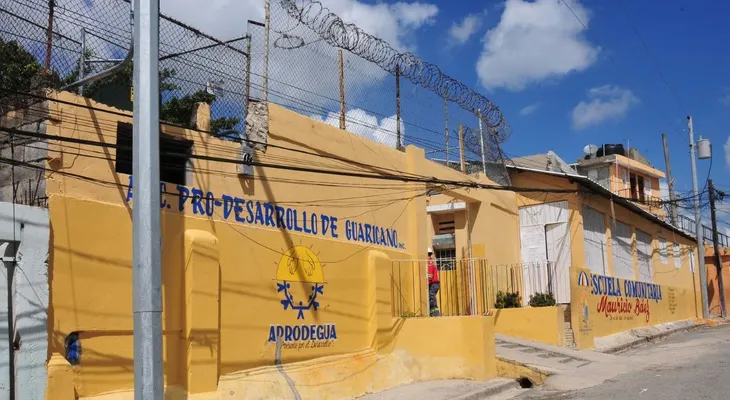 Educación entrega remozada escuela básica Mauricio Báez en Villa Mella