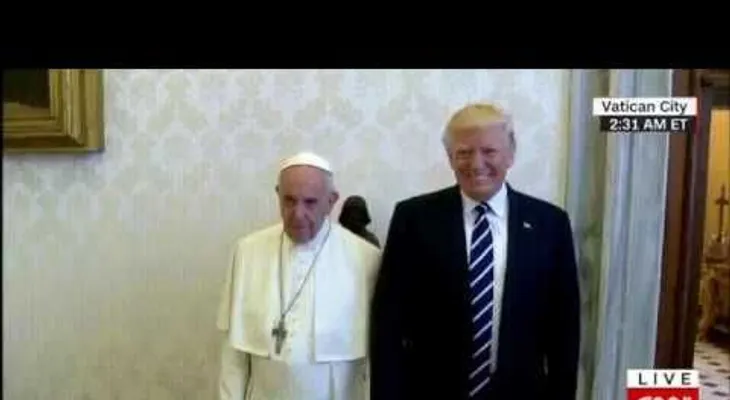 "Hasta el papa Francisco se negó a darle la mano a Trump". (VIDEO)