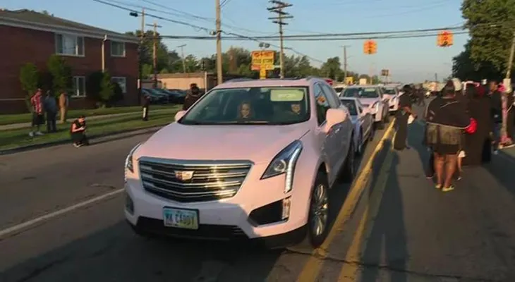 ¿Por qué hay Cadillacs rosados en las calles en honor a Aretha Franklin?