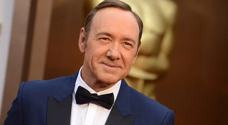 El actor Kevin Spacey se sentó en el trono de Isabel II, según prensa
