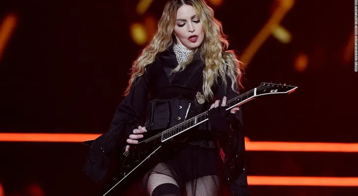 Madonna sorprende en París con un show improvisado en la Plaza de la República