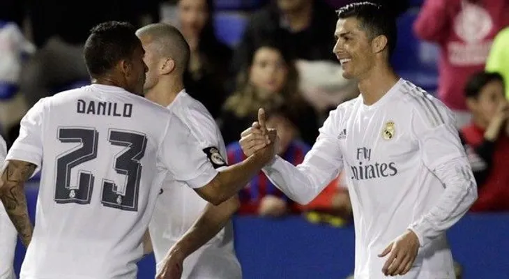 Cristiano marca y el Madrid toma aire ante Levante
