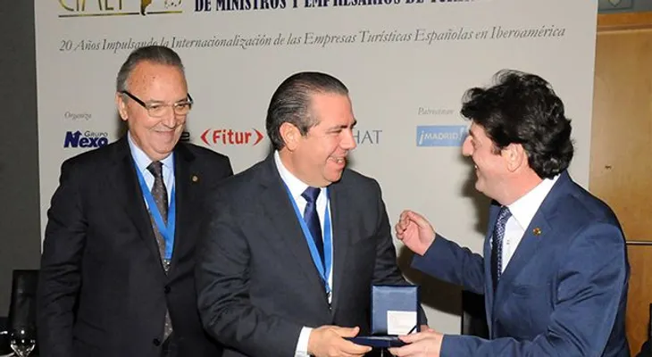 El ministro de Turismo de RD recibe  medalla en España