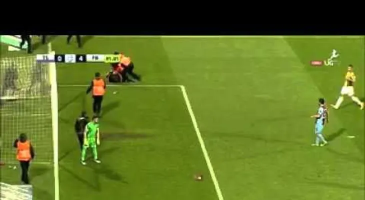Salta al campo y golpea violentamente a un árbitro de la liga turca (VIDEO