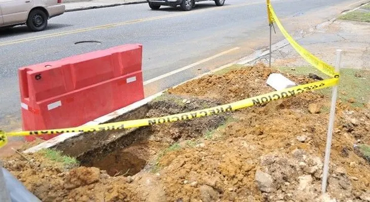 CAASD corrige avería en tubería en sector El MIllón 