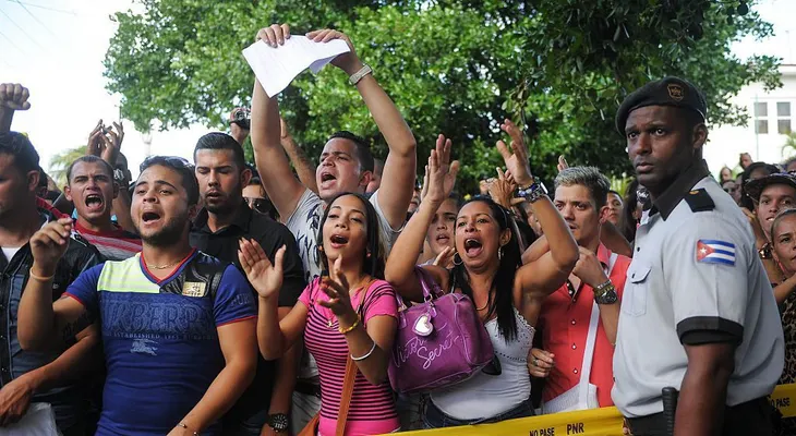 Cientos de cubanos protestan contra la exigencia de visa para viajar a Ecuador