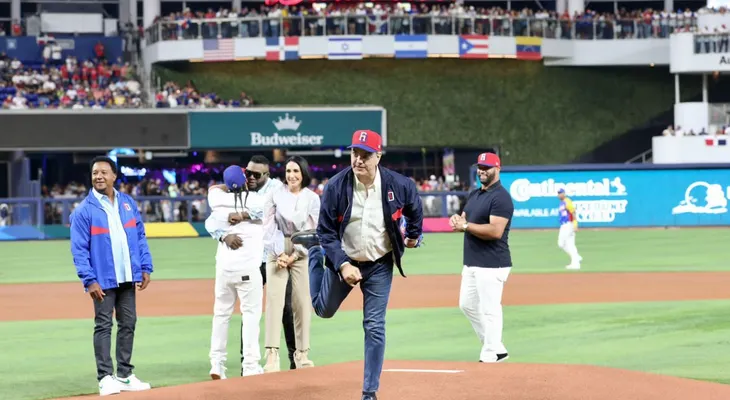 Presidente Abinader se convierte en el primer jefe de Estado en lanzar la primera bola en Clásico Mundial de Béisbol