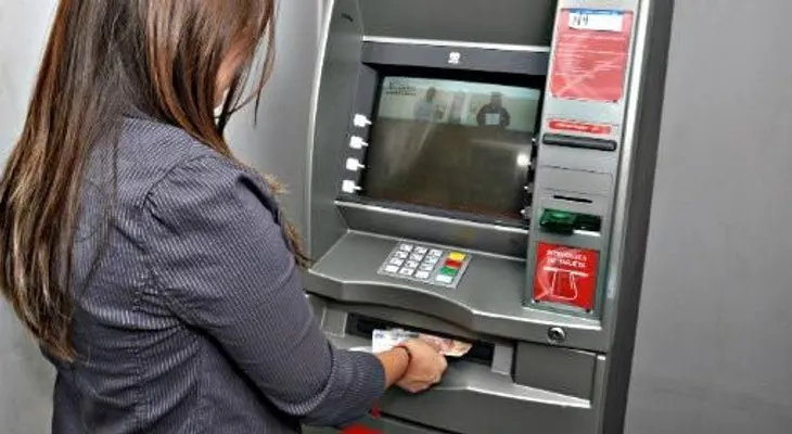 ¿Cuánto cobran los bancos por retirar dinero en el cajero?