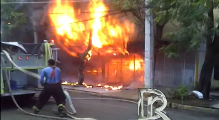 Fuego reduce a cenizas el Bar Jolly Roger en Puerto Plata