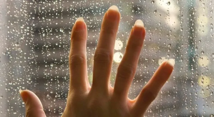 Una mujer es alérgica al agua por una enfermedad; extraño caso