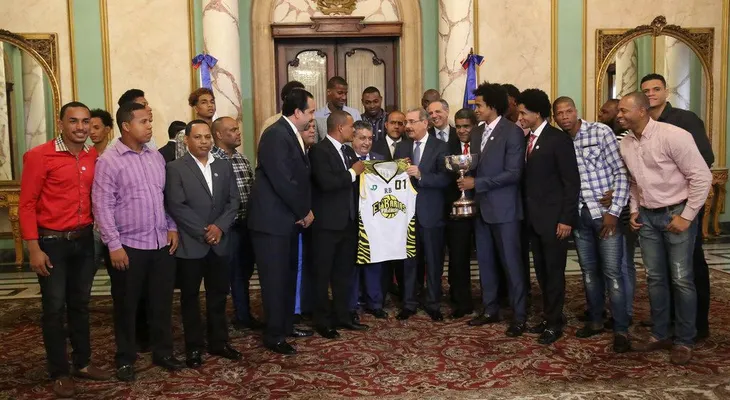 Presidente Medina recibe a jugadores del Club Rafael Barías, equipo campeón baloncesto DN