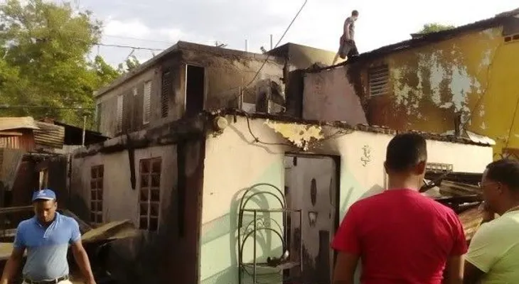 Fuego destruye cuatro viviendas en Santiago