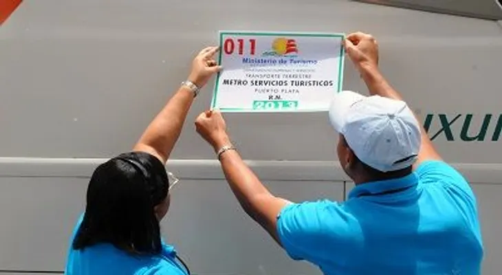 Turismo inicia rotulación autobuses Metro en Puerto Plata