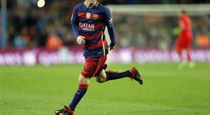 Penal de Leo Messi suscita admiración y controversia