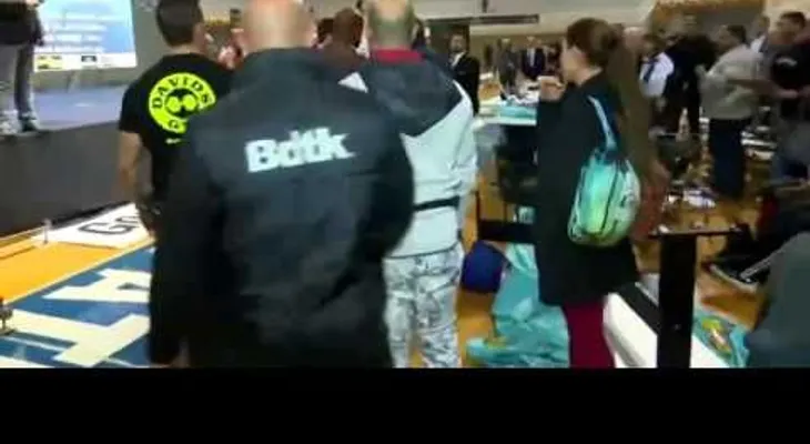 Fisicoculturista pierde torneo, noquea juez y enseña partes íntimas  (VIDEO)