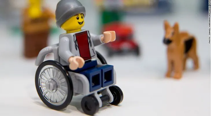 Lego presenta su primera figura con discapacidad