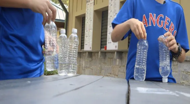 El reto de la botella: la moda que enloquece a los padres