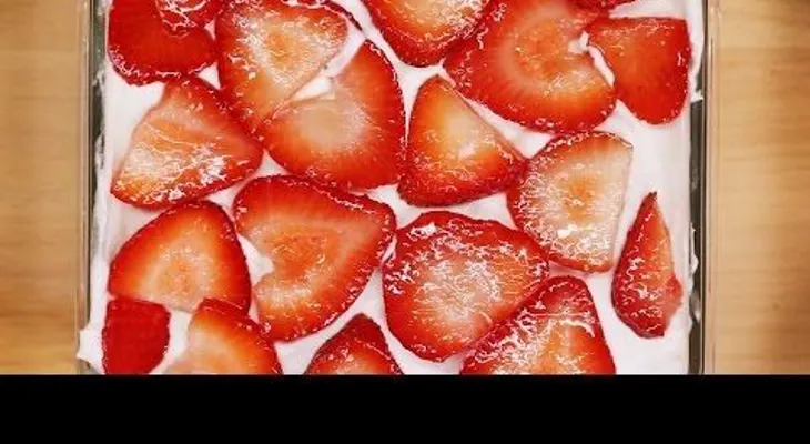 Una sabrosa tarta fría de fresa y galletas: solo un par de minutos y sin horno (VIDEO)